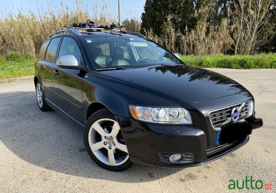 2012' Volvo V50 R Design photo #4