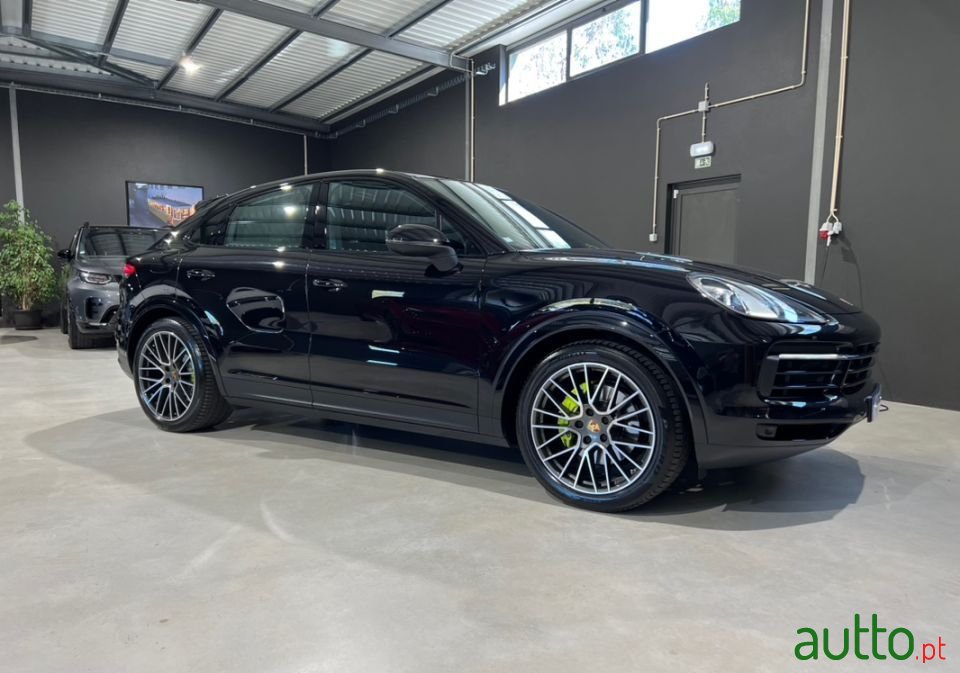 2020' Porsche Cayenne E-Hybrid photo #3