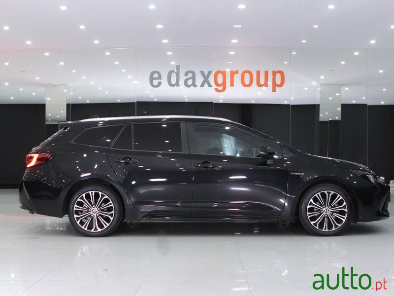 2020' Toyota Corolla Touring Sports photo #2