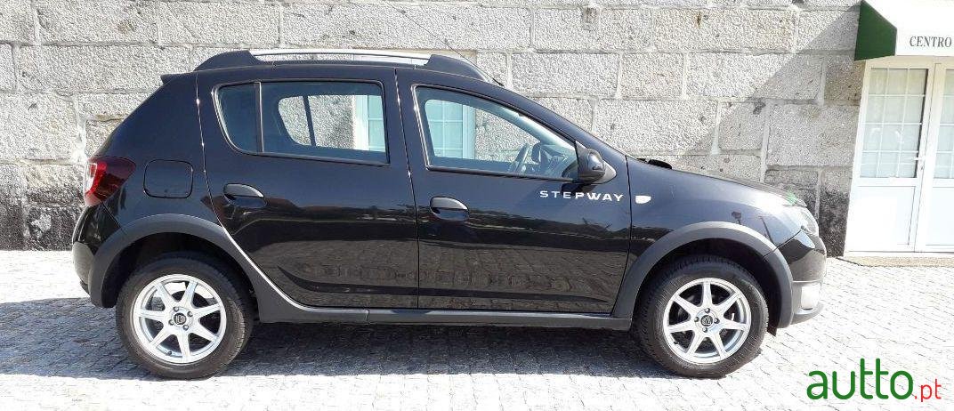 2013' Dacia Sandero photo #1