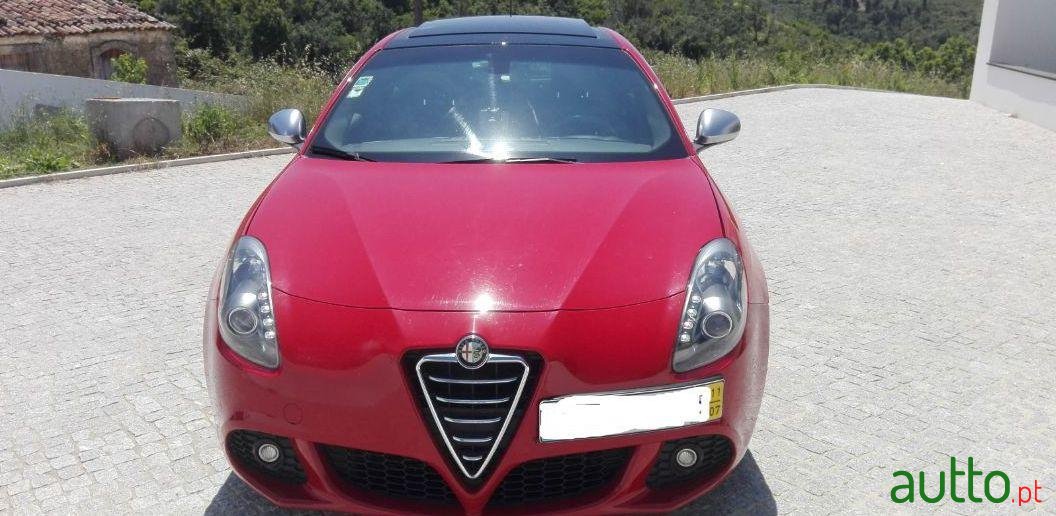 2011' Alfa Romeo Giulietta photo #1