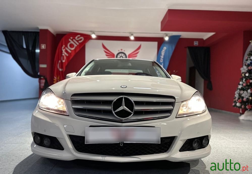 2011' Mercedes-Benz Classe C photo #2