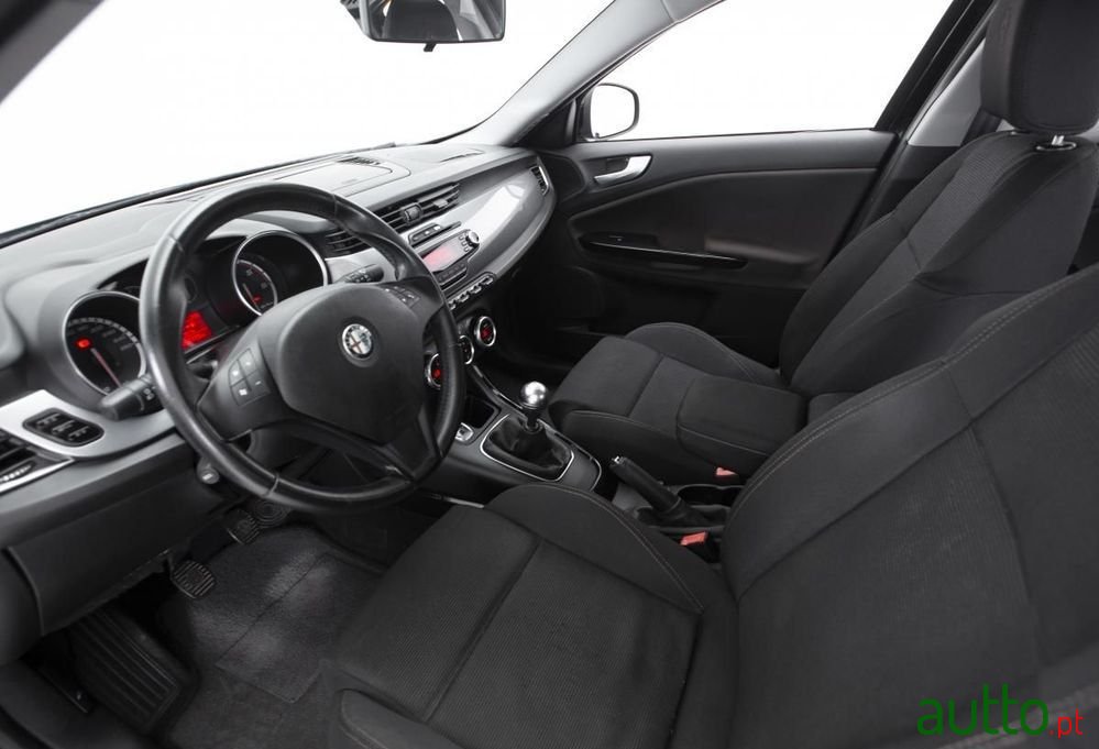 2010' Alfa Romeo Giulietta photo #6