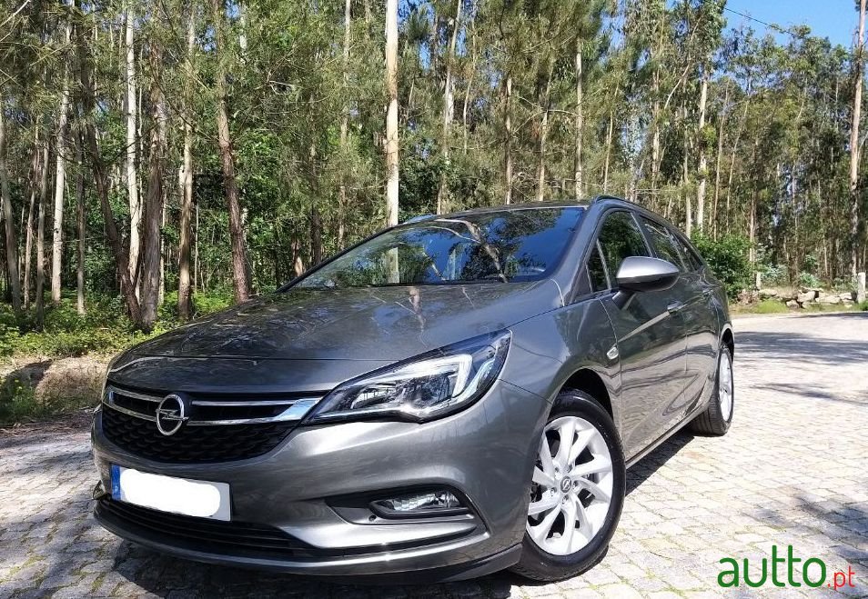 2019' Opel Astra Sports Tourer photo #1