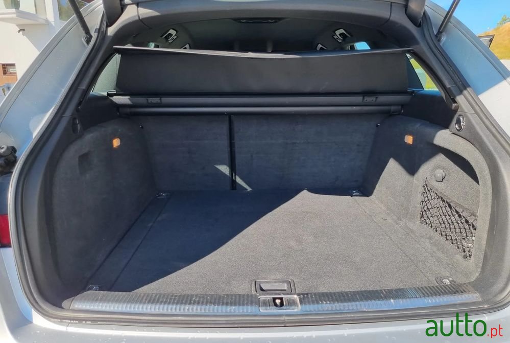 2013' Audi A4 Avant photo #2