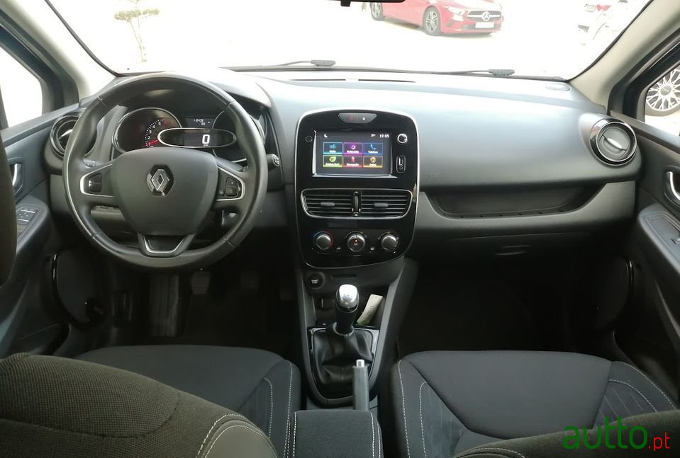 2018' Renault Clio Sport Tourer photo #5