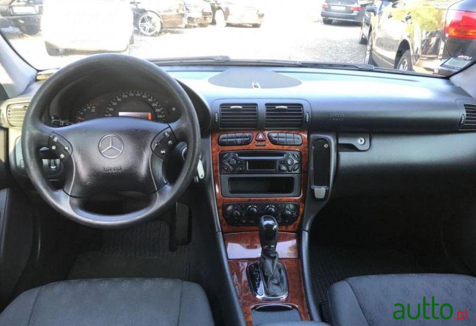 2004' Mercedes-Benz C-220 Cdi Classic photo #2