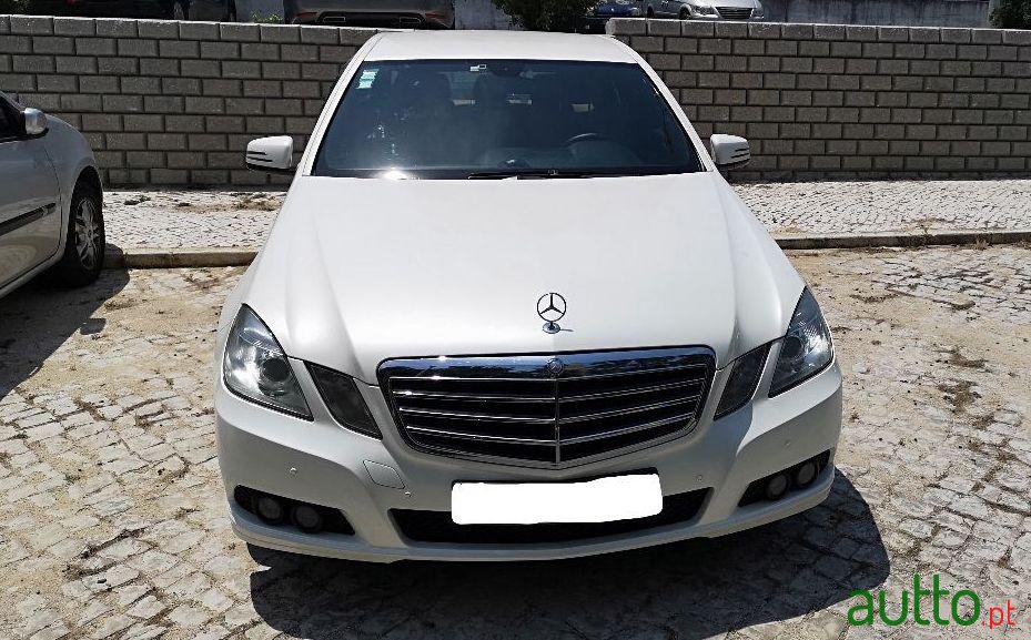 2011' Mercedes-Benz E-200 photo #2