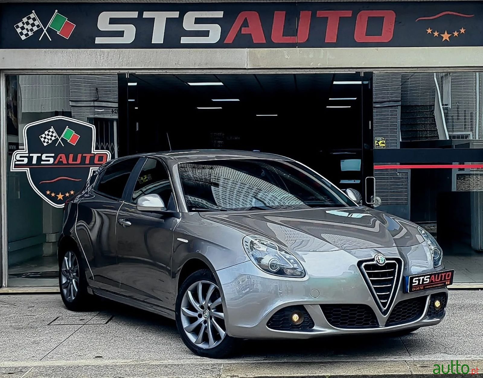 2011' Alfa Romeo Giulietta photo #2