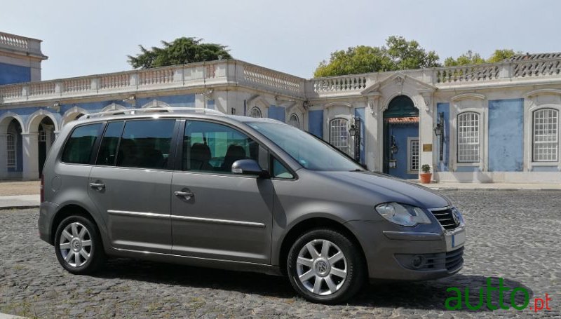 2006' Volkswagen Touran photo #2