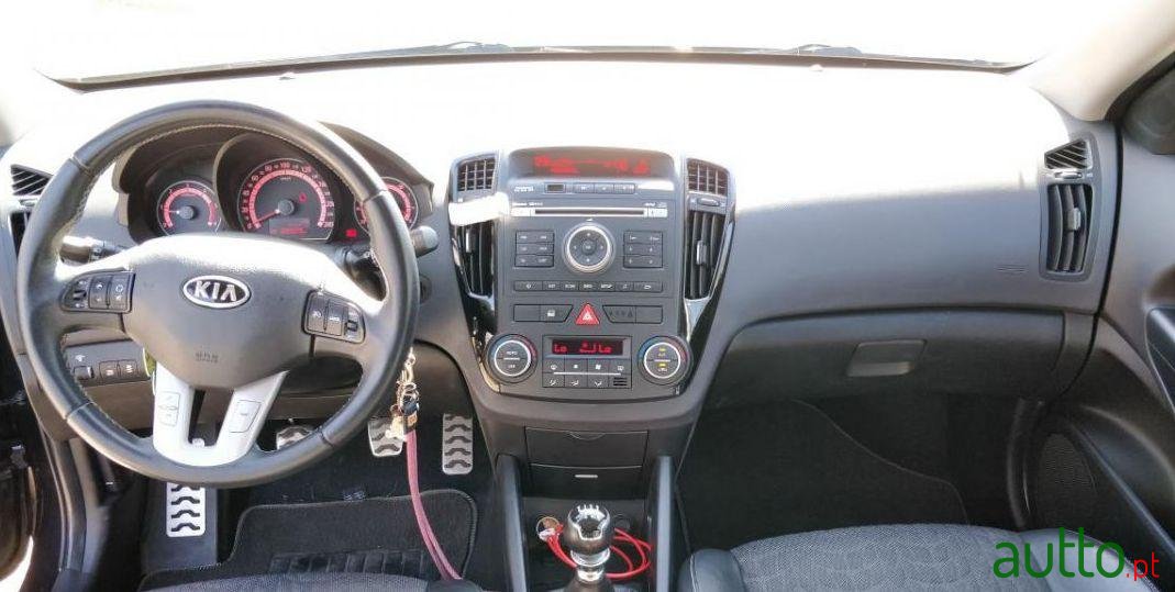 2011' Kia Ceed Sw photo #2