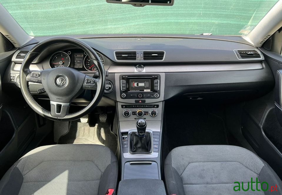 2013' Volkswagen Passat photo #5