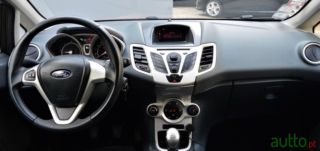 2010' Ford Fiesta photo #4