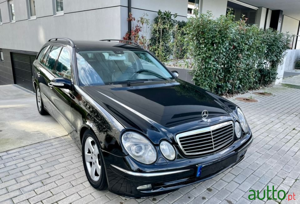 2004' Mercedes-Benz E-220 photo #3