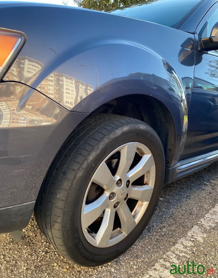 2010' Mitsubishi Outlander photo #3