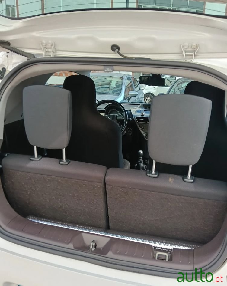 2009' Toyota iQ 1.0 Vvt-I photo #6