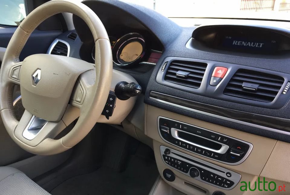 2009' Renault Megane Sport Tourer photo #2