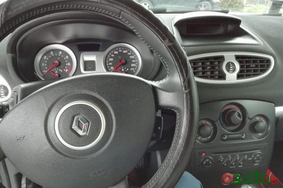 2008' Renault Clio Break photo #1