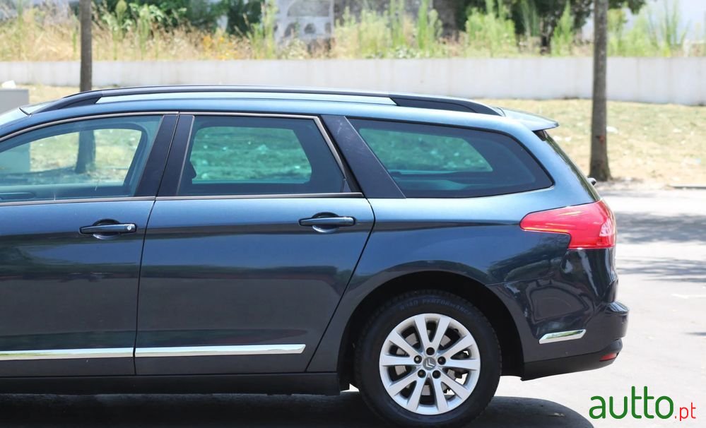 2010' Citroen C5 Tourer photo #6