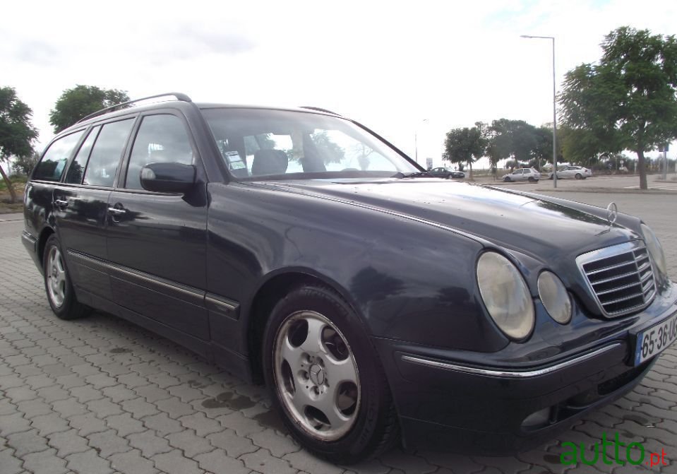 2002' Mercedes-Benz E-220 photo #2