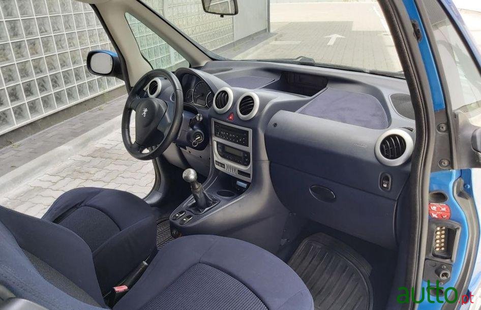 2007' Peugeot 1007 1.4 Hdi Sporty photo #2