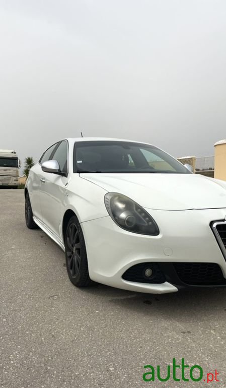2010' Alfa Romeo Giulietta photo #3