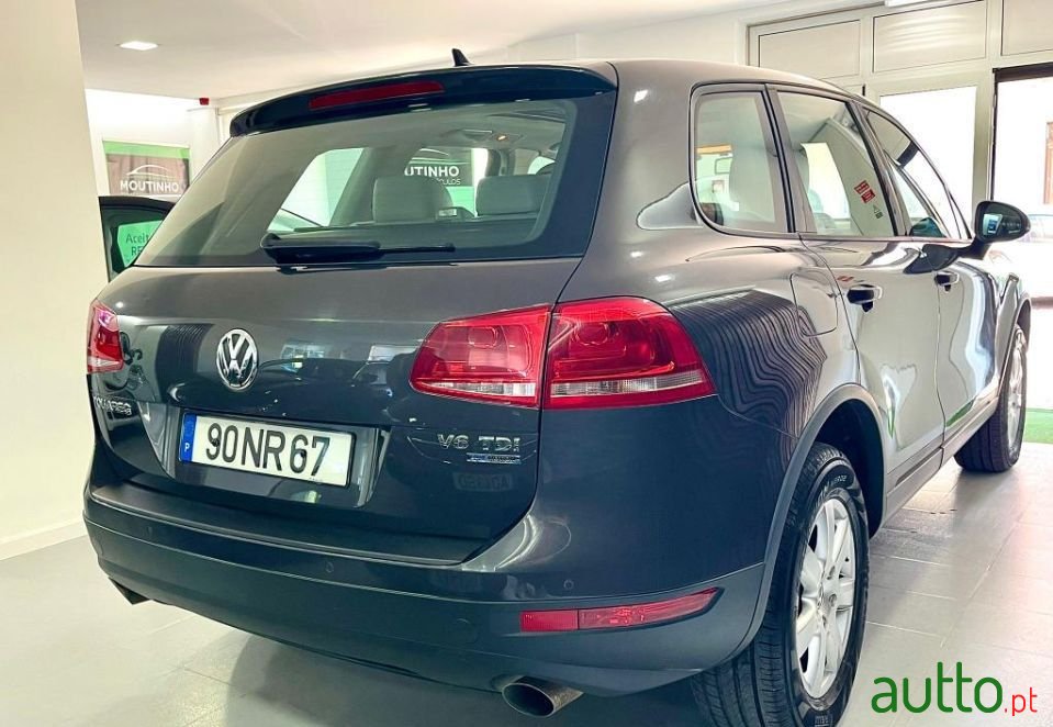 2011' Volkswagen Touareg photo #4