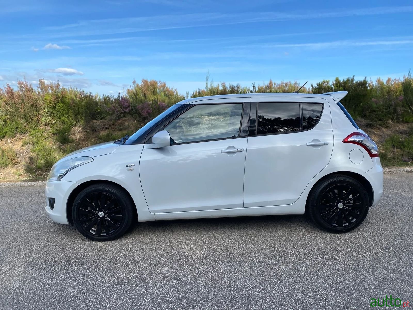 2011' Suzuki Swift photo #2