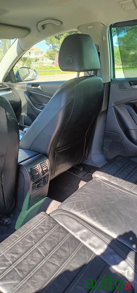 2009' Volkswagen Passat Variant photo #3