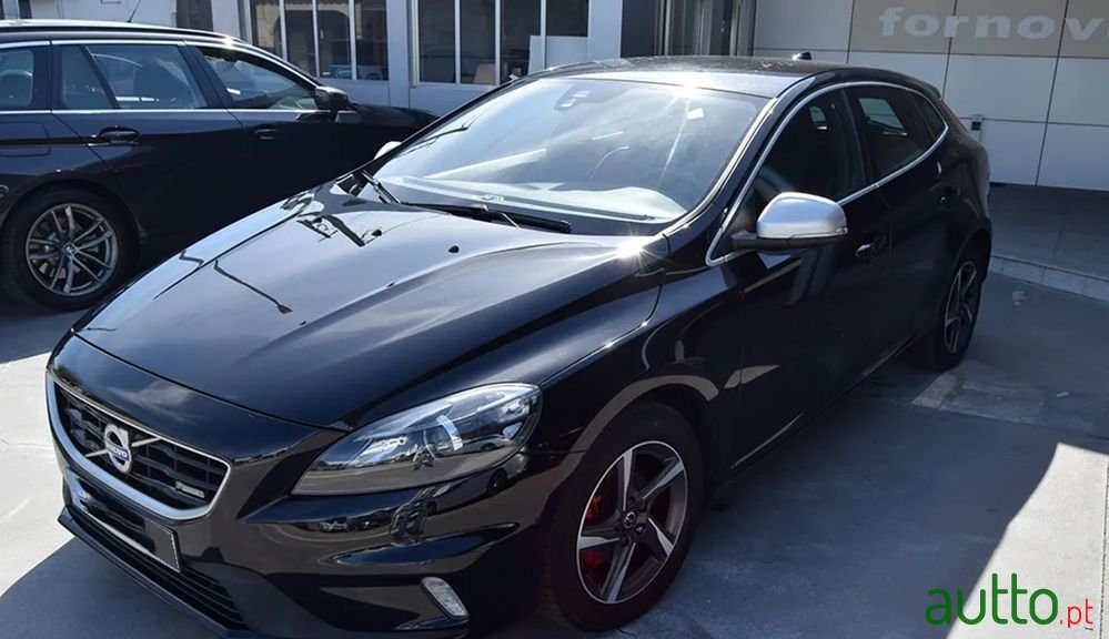 2015' Volvo V40 2.0 D2 R-Design photo #2