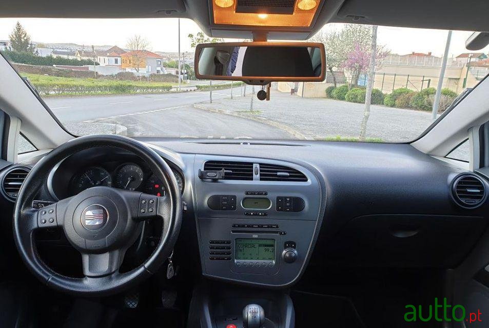 2008' SEAT Leon photo #2