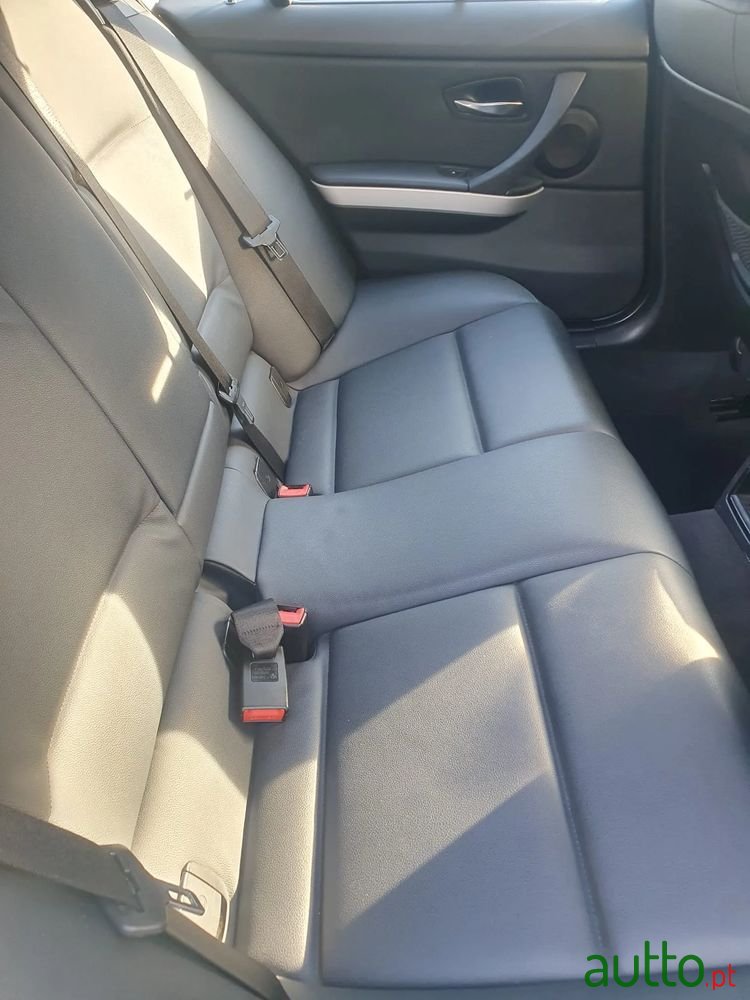 2011' BMW Série 3 D Touring photo #2