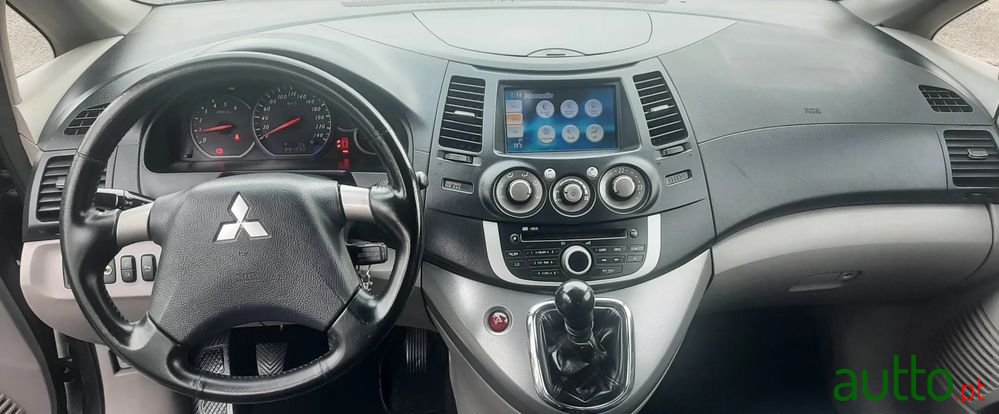 2008' Mitsubishi Grandis photo #4