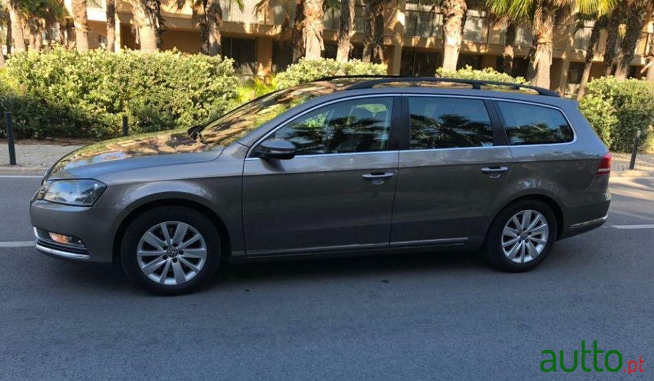 2011' Volkswagen Passat Variant photo #3