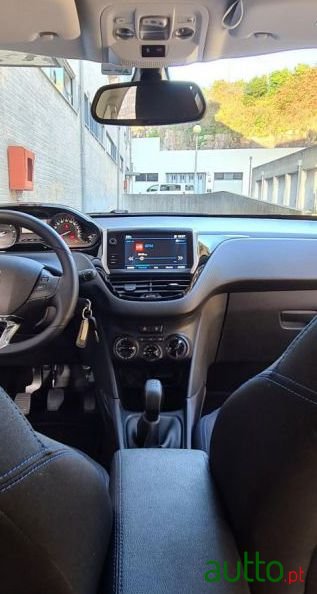 2019' Peugeot 2008 photo #2