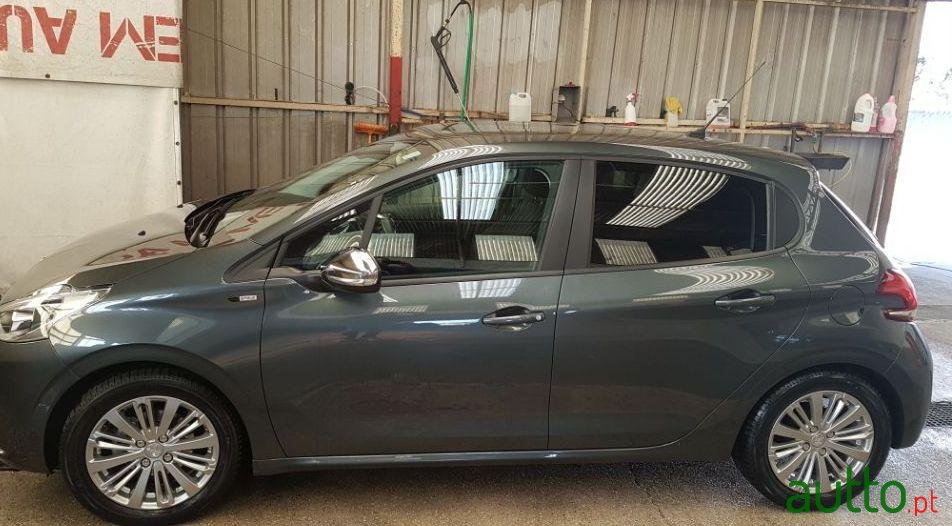 2017' Peugeot 208 Puretch 1.2 photo #3