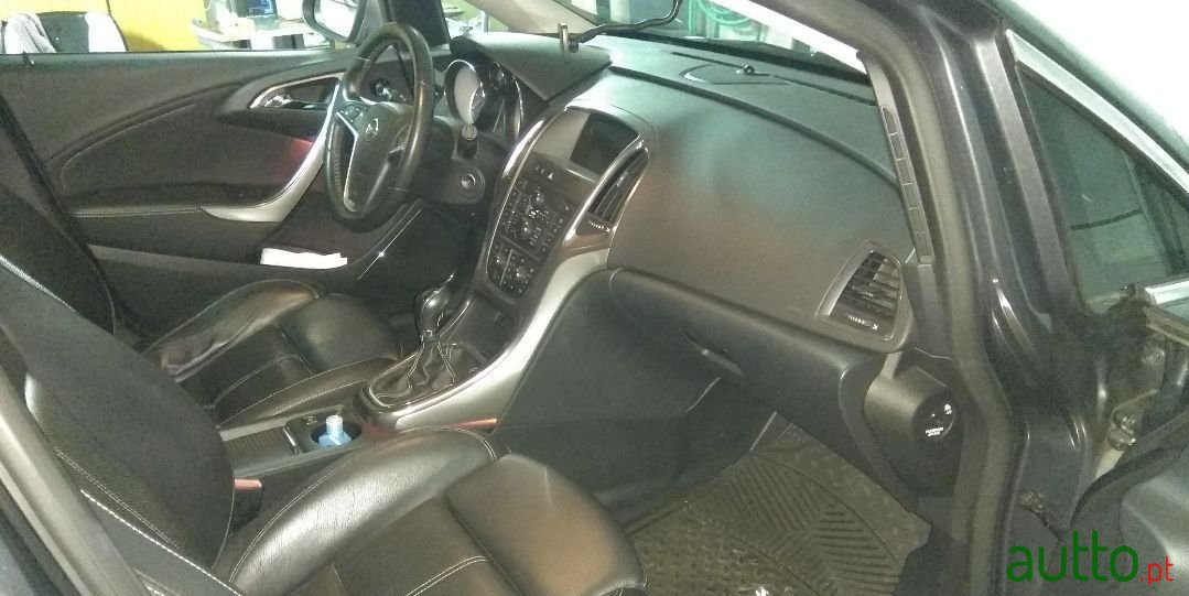 2011' Opel Astra Sports Tourer photo #2