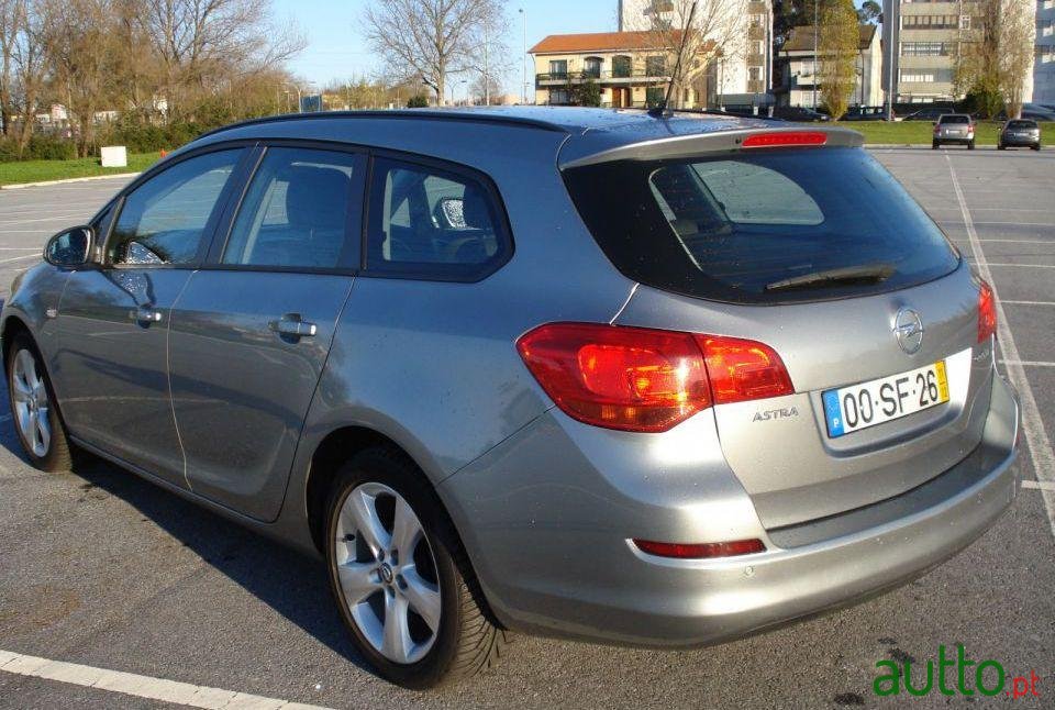 2011' Opel Astra Sports Tourer photo #1
