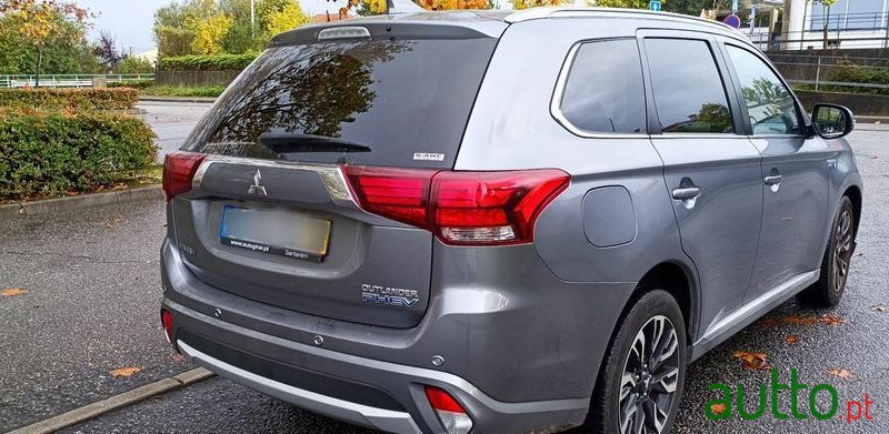 2018' Mitsubishi Outlander photo #2