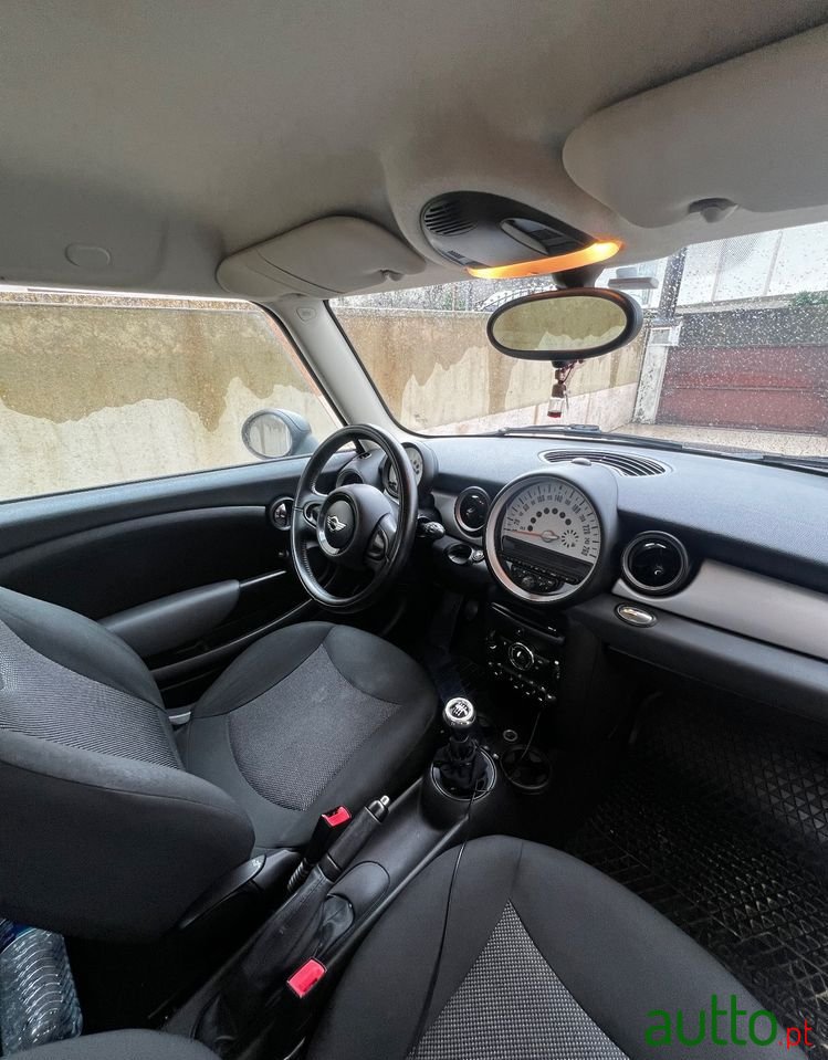 2012' MINI One 3 Portas photo #5