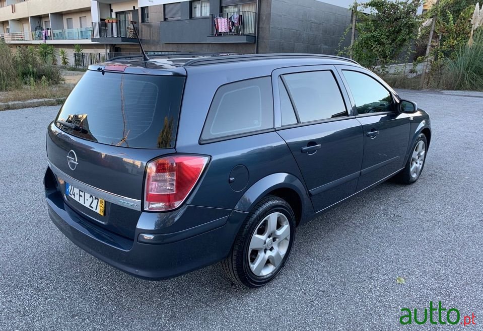 2008' Opel Astra Caravan photo #5