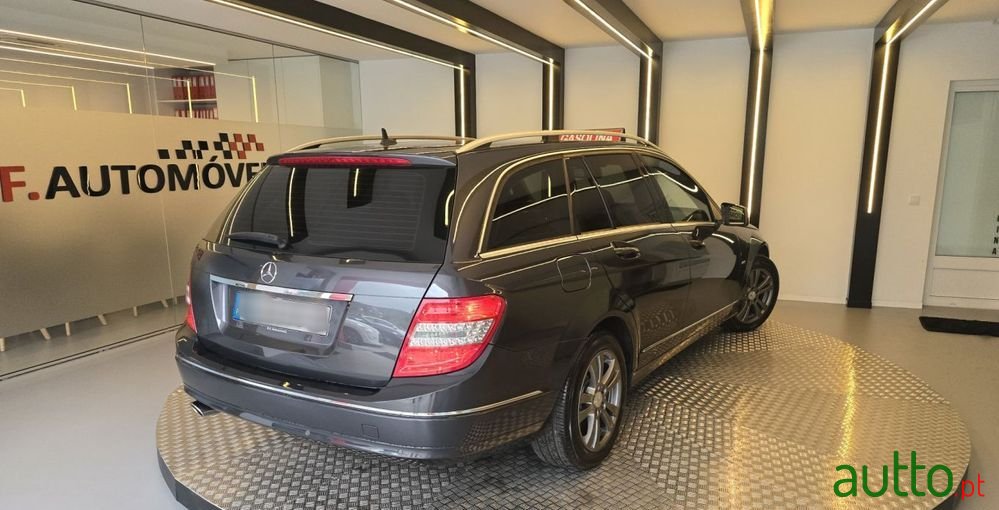 2010' Mercedes-Benz Classe C photo #4