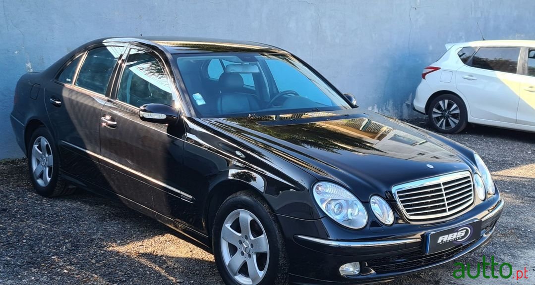 2004' Mercedes-Benz E-220 photo #3