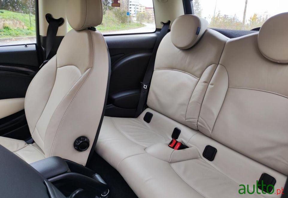 2011' MINI Cooper photo #3