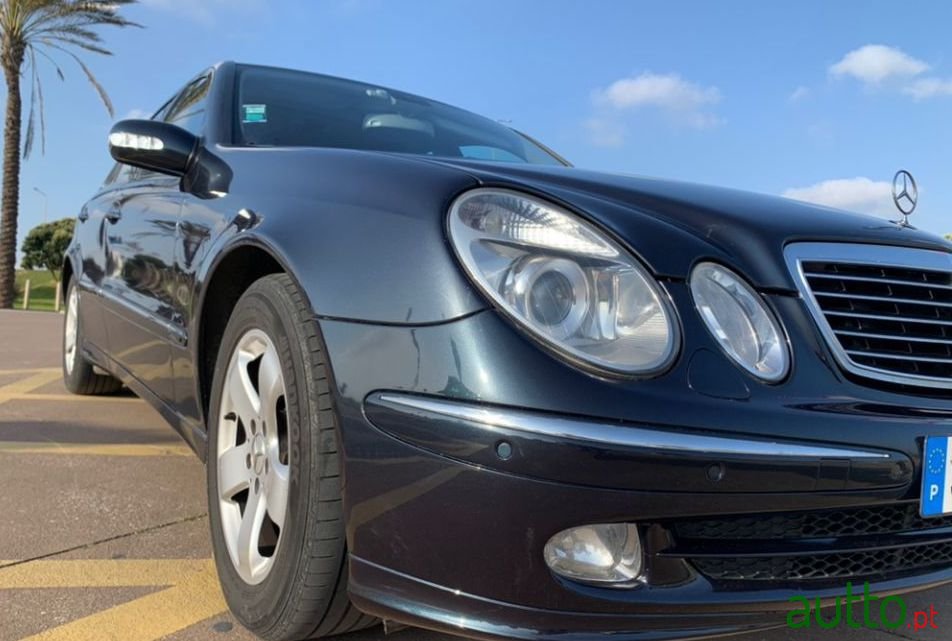 2004' Mercedes-Benz E-220 photo #1