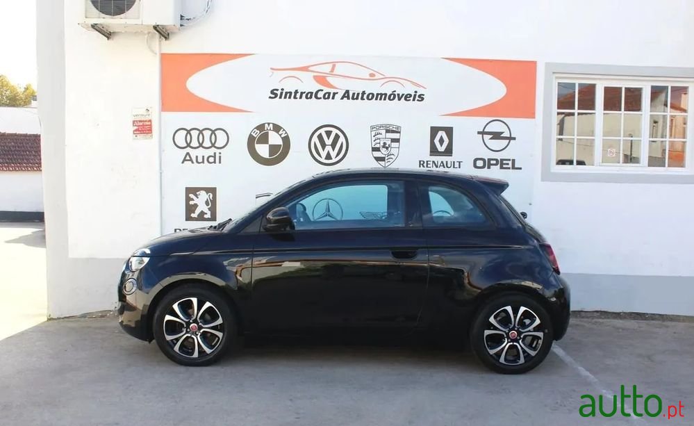 2022' Fiat 500e Action photo #5