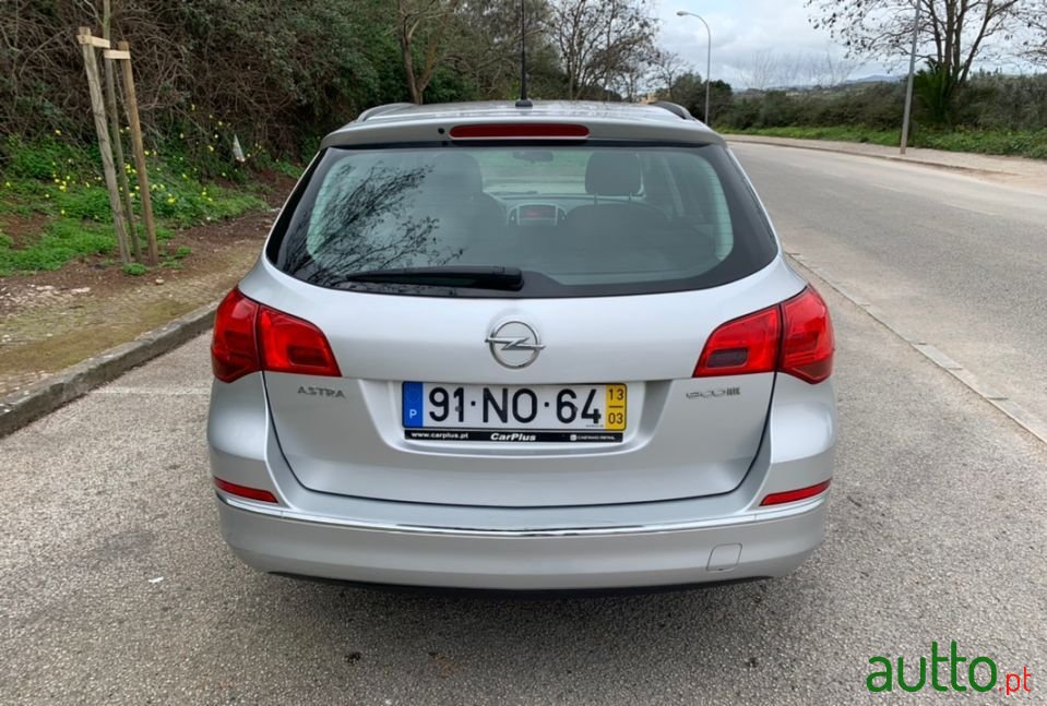 2013' Opel Astra Sports Tourer photo #4