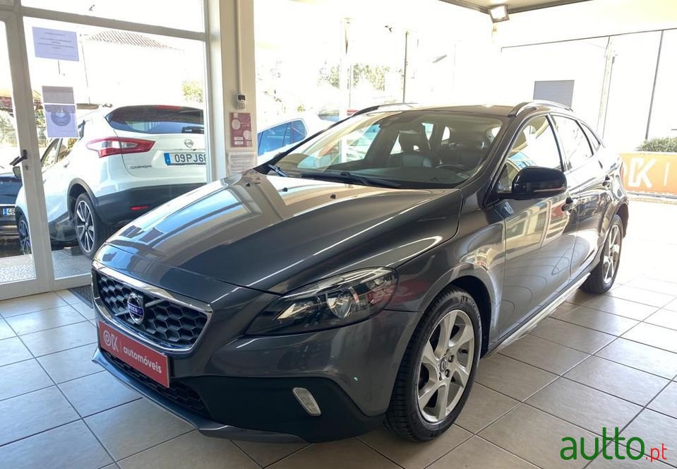 2014' Volvo V40 Cross Country photo #2