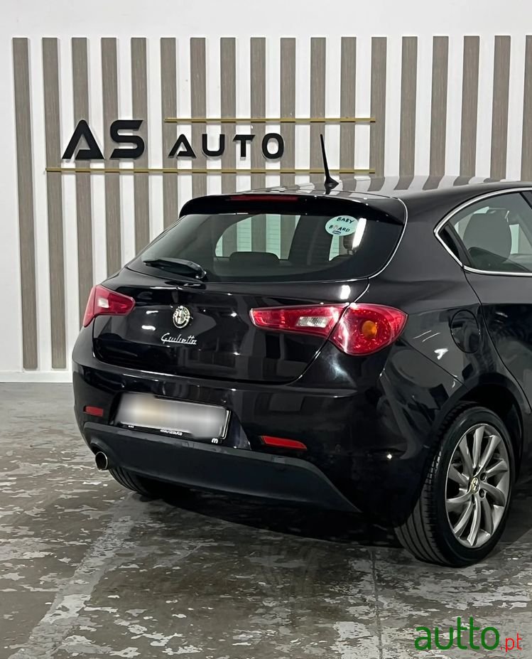 2015' Alfa Romeo Giulietta photo #3