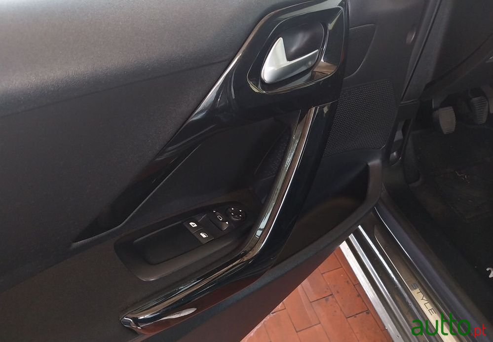 2018' Peugeot 208 photo #3